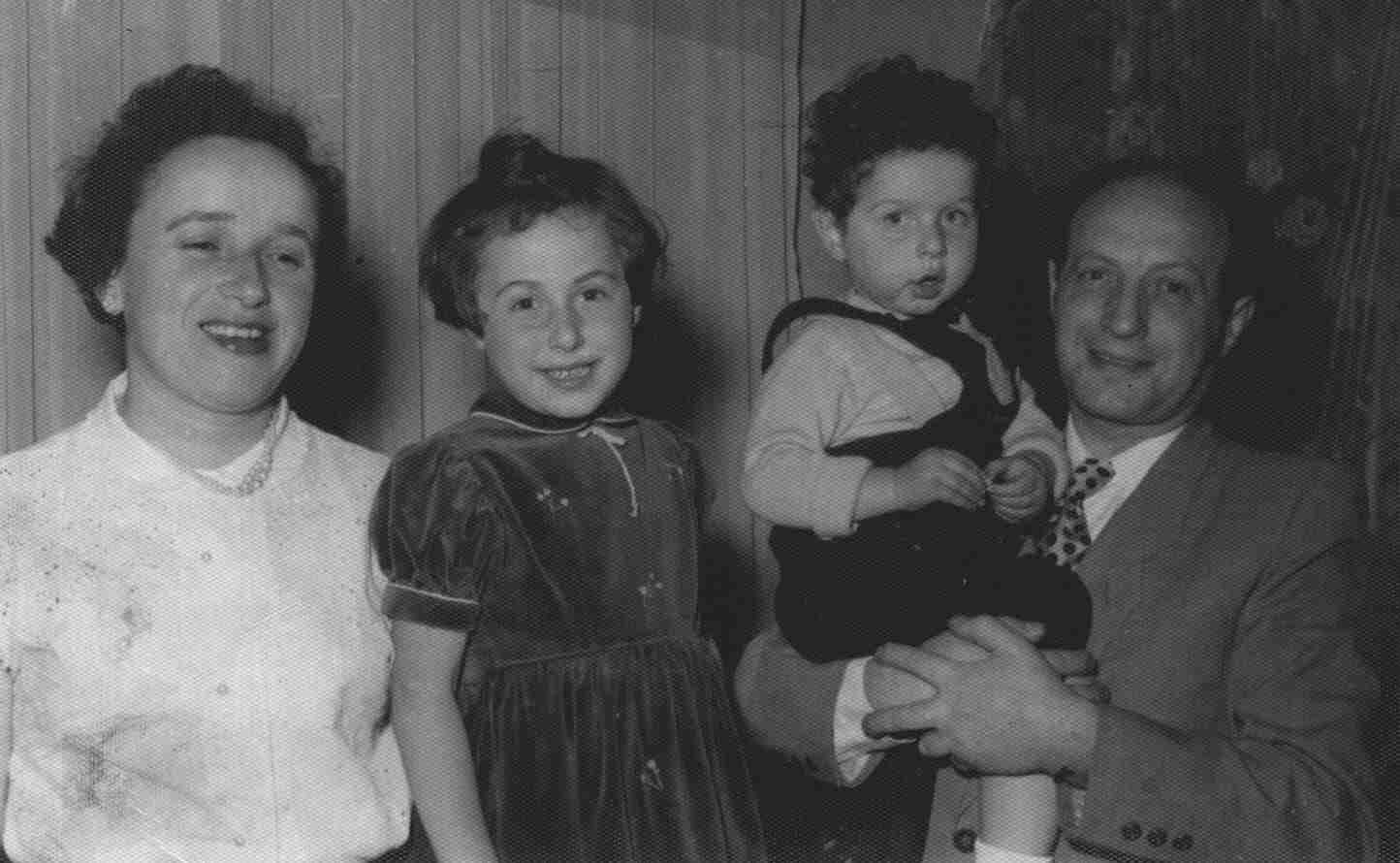 Icek and Ruth, with their children Pauline and Avi